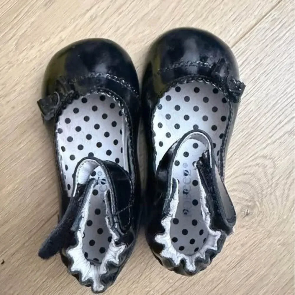 Robeez Black Patent Mary Jane Shoes size 6 or 18-24 mo